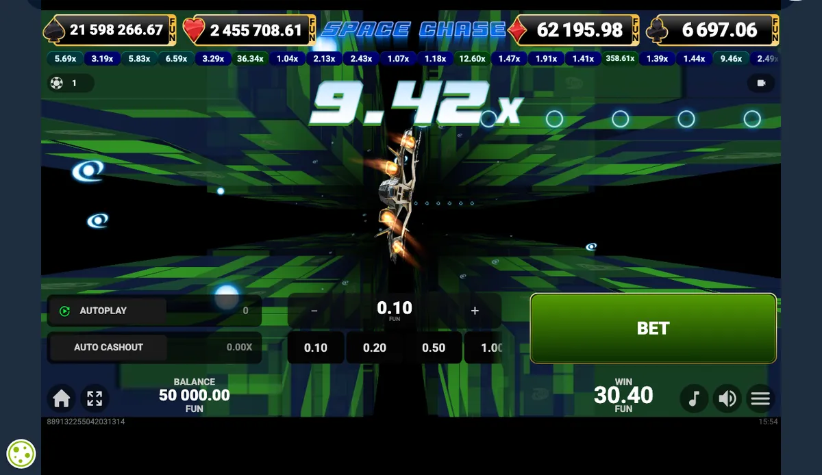 Captura del modo demo de Space Chase: la nave espacial en pleno vuelo con el multiplicador en x9,42, la fila de fichas de rondas anteriores arriba y el botón BET a la derecha